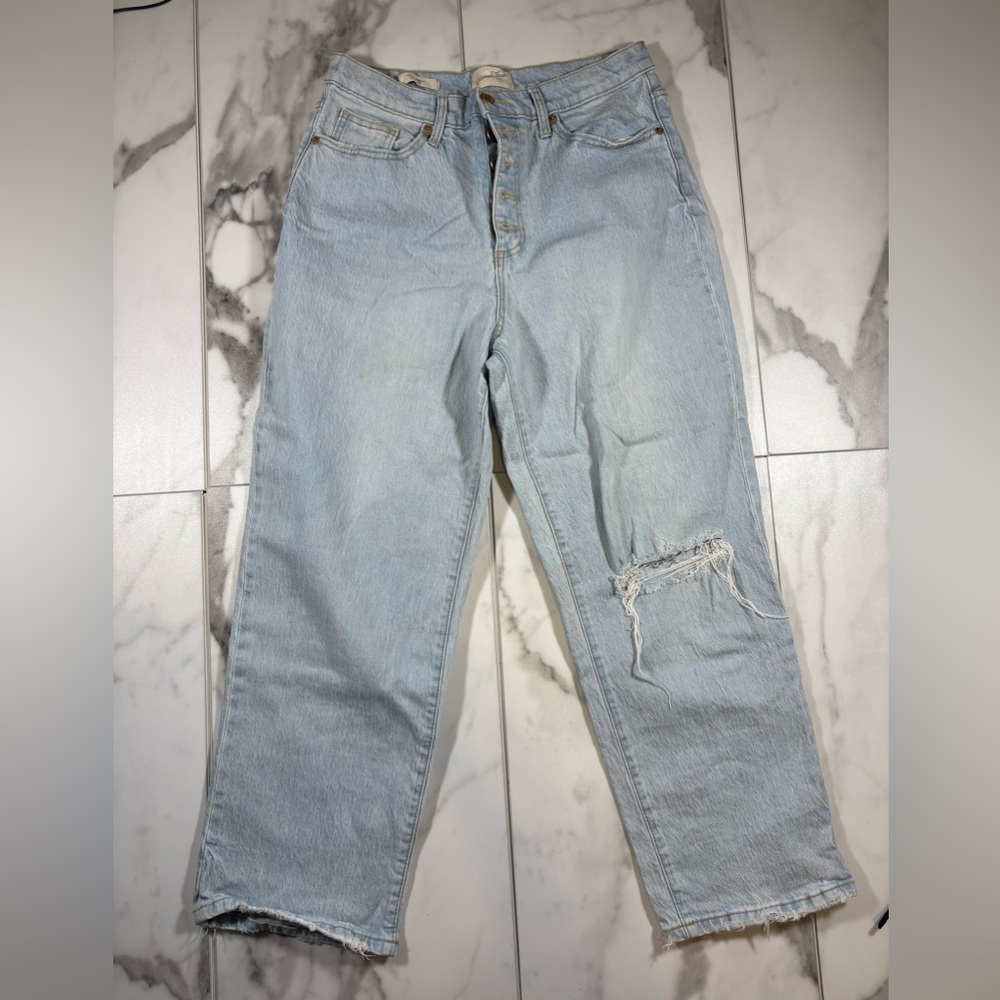 Universal Thread Women’s Vintage Straight Light Wash Jean with Button Fly, 12R